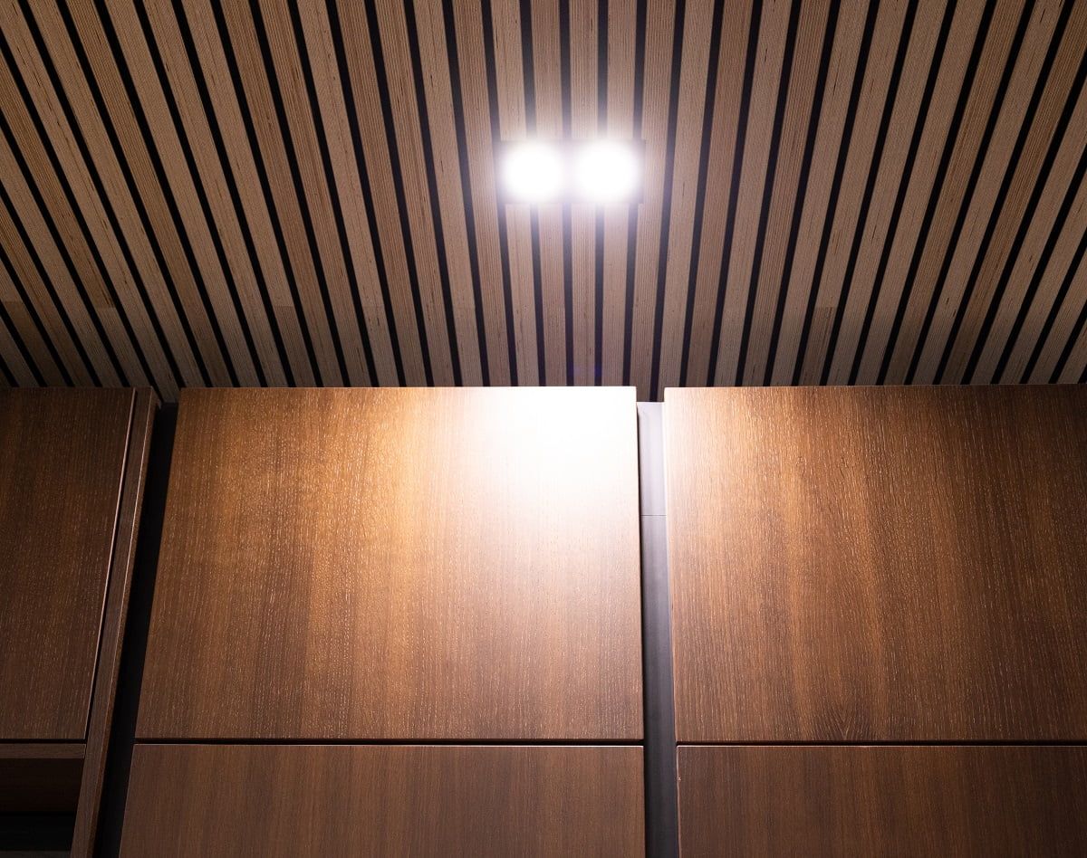 I faretti davanti ai mobili della cucina illuminano l'area di lavoro. © LedStore.fi